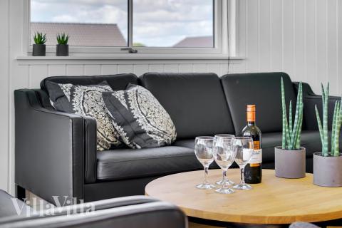 Die Couch im Luxusferienhaus Nr. 490 in Lolland/Falster/Mön lädt zu Gesellschaftsspielen oder zu Kinoabenden ein.