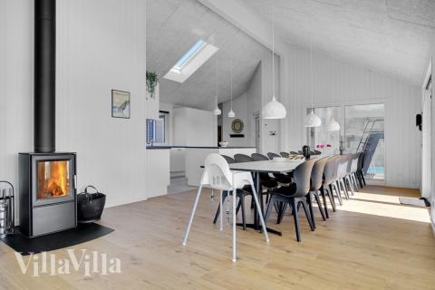 Der große, lichtdurchflutete Aufenthaltsraum im Luxusferienhaus Nr. 490 für 18.