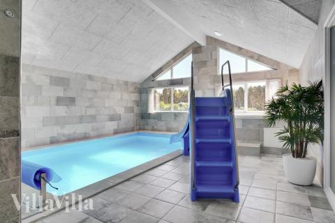 Das Ferienhaus 490 hat einen schicken Poolbereich mit Wasserrutsche, einem geräumigen, eingelassenen Whirlpool und einer Sauna.