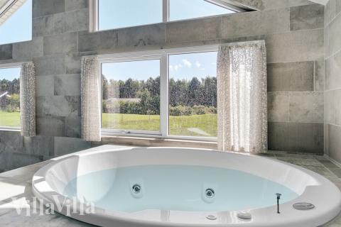 Genießen Sie den warmen Whirlpool im Luxusferienhaus Nr. 490 in Lolland/Falster/Mön