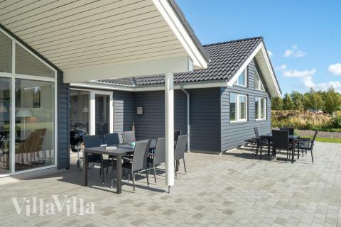 Genießen Sie einen Grillabend auf der Terrasse des Luxusferienhauses Nr. 490 in Lolland/Falster/Mön
