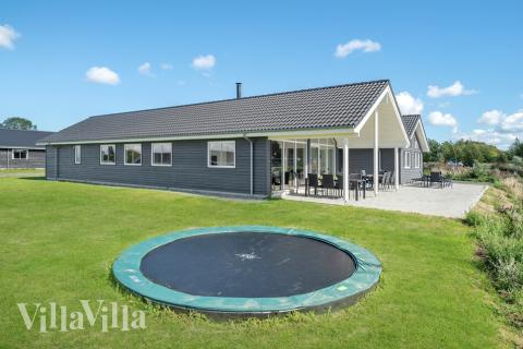 Zu dem attraktiven Ferienhaus Nr. 490 in Lolland/Falster/Mön gehört auch ein tolles Angebot im Außenbereich, z. B. Spieleturm und Schaukeln
