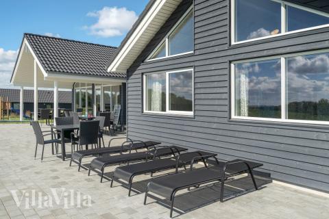 Große Terrasse am Luxusferienhaus Nr. 490 in Lolland/Falster/Mön.
