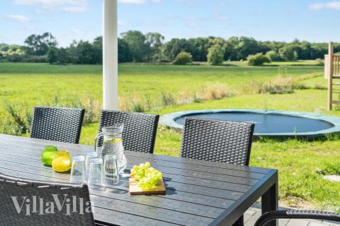 Auf der Terrasse des Ferienhauses Nr. 490 ist Platz für 18 Personen.