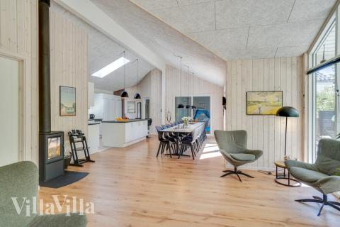 Der große, lichtdurchflutete Aufenthaltsraum im Luxusferienhaus Nr. 494 für 18.