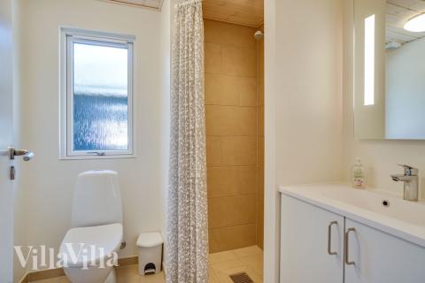 Eines der Badezimmer im Luxusferienhaus Nr. 494