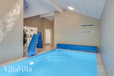 Das Ferienhaus 494 hat einen schicken Poolbereich mit Wasserrutsche, einem geräumigen, eingelassenen Whirlpool und einer Sauna.