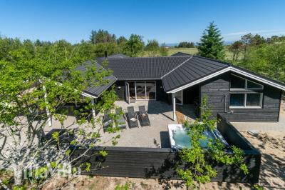 Zu dem attraktiven Ferienhaus Nr. 494 in Nordjütland gehört auch ein tolles Angebot im Außenbereich, z. B. Spieleturm und Schaukeln