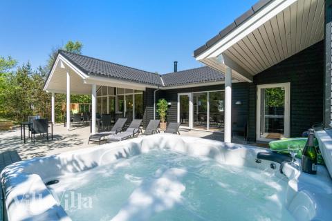 Genießen Sie den warmen Whirlpool im Luxusferienhaus Nr. 494 in Nordjütland