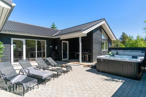 Auf der Terrasse des Ferienhauses Nr. 494 ist Platz für 18 Personen.