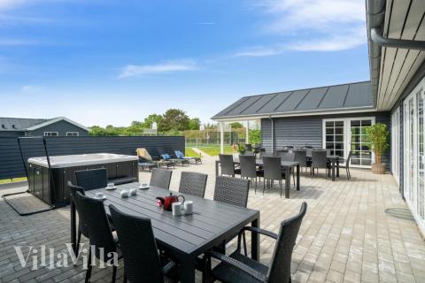 Auf der Terrasse des Ferienhauses Nr. 500 ist Platz für 26 Personen.