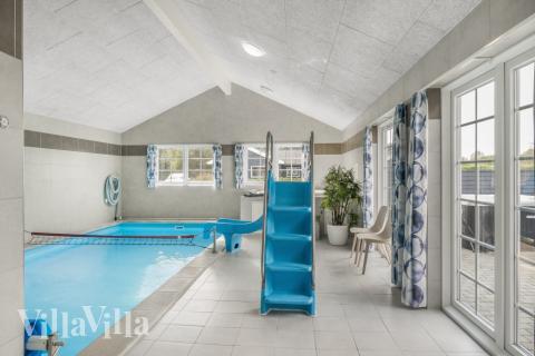 Das Ferienhaus 500 hat einen schicken Poolbereich mit Wasserrutsche, einem geräumigen, eingelassenen Whirlpool und einer Sauna.