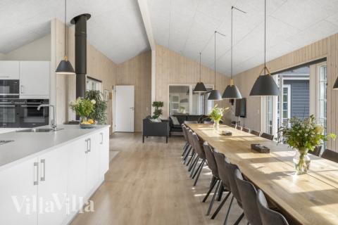 Der große, lichtdurchflutete Aufenthaltsraum im Luxusferienhaus Nr. 500 für 26.