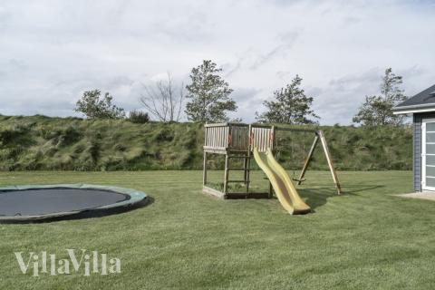 Zu dem attraktiven Ferienhaus Nr. 500 in Nordjütland gehört auch ein tolles Angebot im Außenbereich, z. B. Spieleturm und Schaukeln