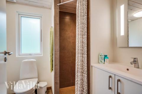 Eines der Badezimmer im Luxusferienhaus Nr. 492