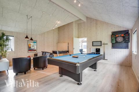 Das Luxusferienhaus 492 für 18 Personen hat einen großen Aktivitätsraum mit u. a. Billard und Darts