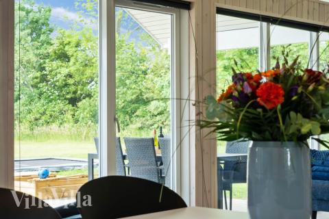 Der Aufenthaltsraum bietet Platz für 18 Personen, wenn ihr das Ferienhaus 492 in Ostjütland besucht.