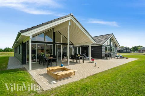 Auf der Terrasse des Ferienhauses Nr. 492 ist Platz für 18 Personen.