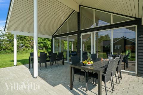 Das Luxusferienhaus Nr. 492 hat eine tolle Terrasse, die mit hochwertigen Gartenmöbeln für 18 Personen ausgestattet ist.