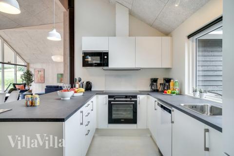 Die Küche in dem Luxusferienhaus Nr. 501 ist so gut ausgestattet, dass man problemlos Mahlzeiten für 14 Personen zubereiten kann.