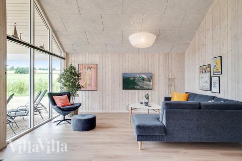 Die Couch im Luxusferienhaus Nr. 501 in Nordseeland lädt zu Gesellschaftsspielen oder zu Kinoabenden ein.