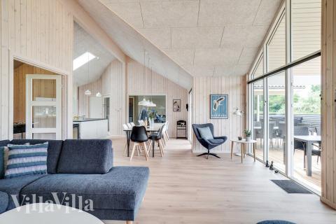 Der große, lichtdurchflutete Aufenthaltsraum im Luxusferienhaus Nr. 501 für 14.