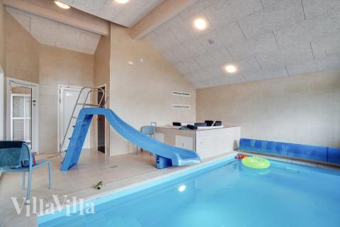 Das Ferienhaus 501 hat einen schicken Poolbereich mit Wasserrutsche, einem geräumigen, eingelassenen Whirlpool und einer Sauna.