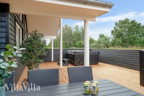 Auf der Terrasse des Ferienhauses Nr. 501 ist Platz für 14 Personen.