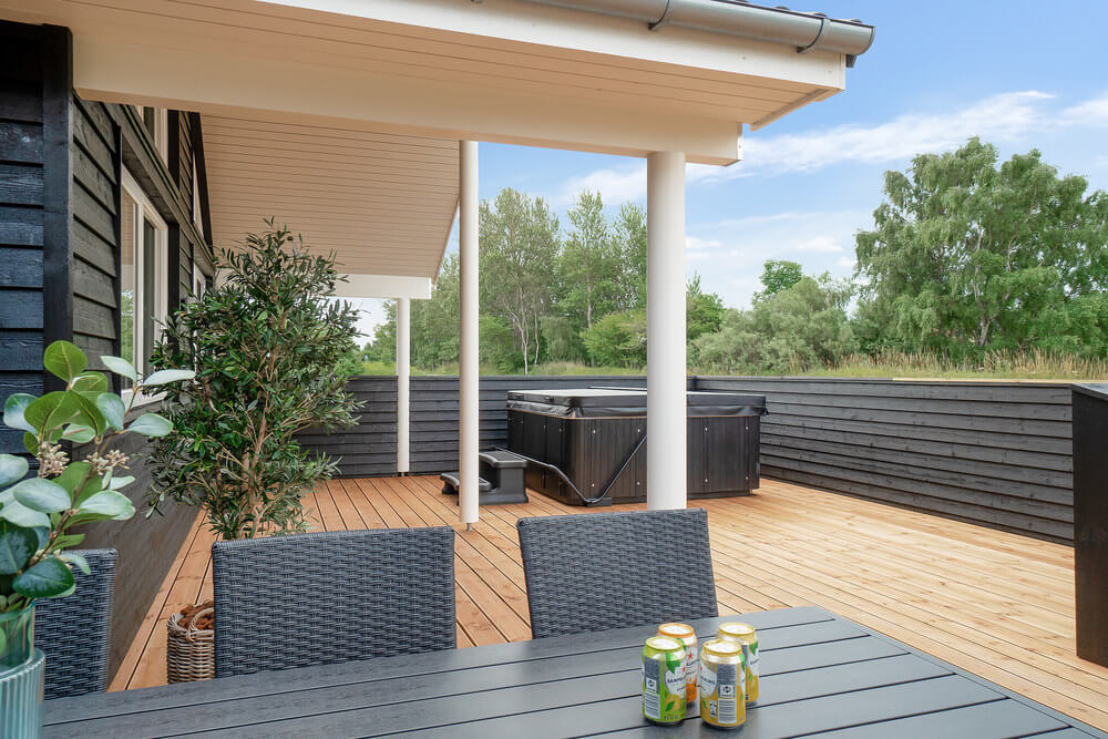 Auf der Terrasse des Ferienhauses Nr. 501 ist Platz für 14 Personen.