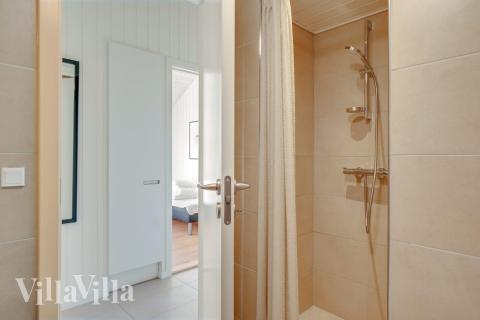 Eines der Badezimmer im Luxusferienhaus Nr. 504