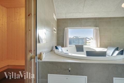 Genießen Sie den warmen Whirlpool im Luxusferienhaus Nr. 504 in Nordseeland