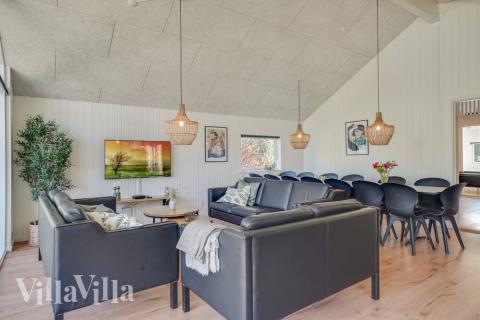 Der große, lichtdurchflutete Aufenthaltsraum im Luxusferienhaus Nr. 504 für 14.