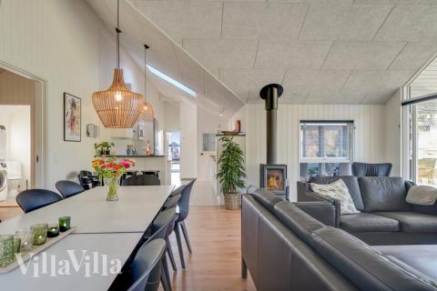 Der Aufenthaltsraum bietet Platz für 14 Personen, wenn ihr das Ferienhaus 504 in Nordseeland besucht.