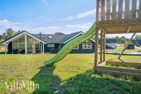 Zu dem attraktiven Ferienhaus Nr. 504 in Nordseeland gehört auch ein tolles Angebot im Außenbereich, z. B. Spieleturm und Schaukeln
