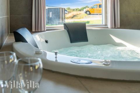 Das Luxusferienhaus Nr. 504 bietet u. a. einen tollen Whirlpool