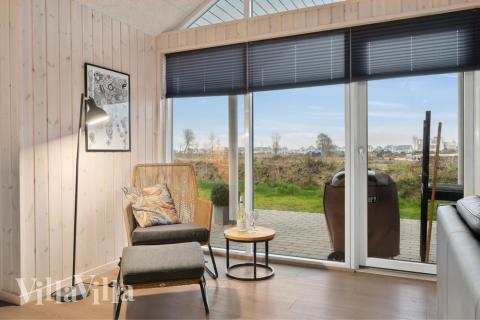 Die Couch im Luxusferienhaus Nr. 726 in Deutschland lädt zu Gesellschaftsspielen oder zu Kinoabenden ein.