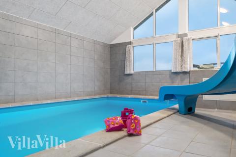 Das Ferienhaus 726 hat einen schicken Poolbereich mit Wasserrutsche, einem geräumigen, eingelassenen Whirlpool und einer Sauna.