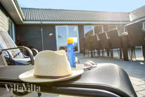 Zu dem attraktiven Ferienhaus Nr. 730 in Deutschland gehört auch ein tolles Angebot im Außenbereich, z. B. Spieleturm und Schaukeln