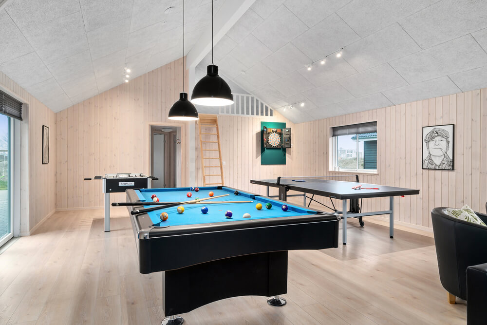 Das Luxusferienhaus 730 für 24 Personen hat einen großen Aktivitätsraum mit u. a. Billard und Darts