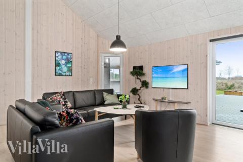 Die Couch im Luxusferienhaus Nr. 730 in Deutschland lädt zu Gesellschaftsspielen oder zu Kinoabenden ein.