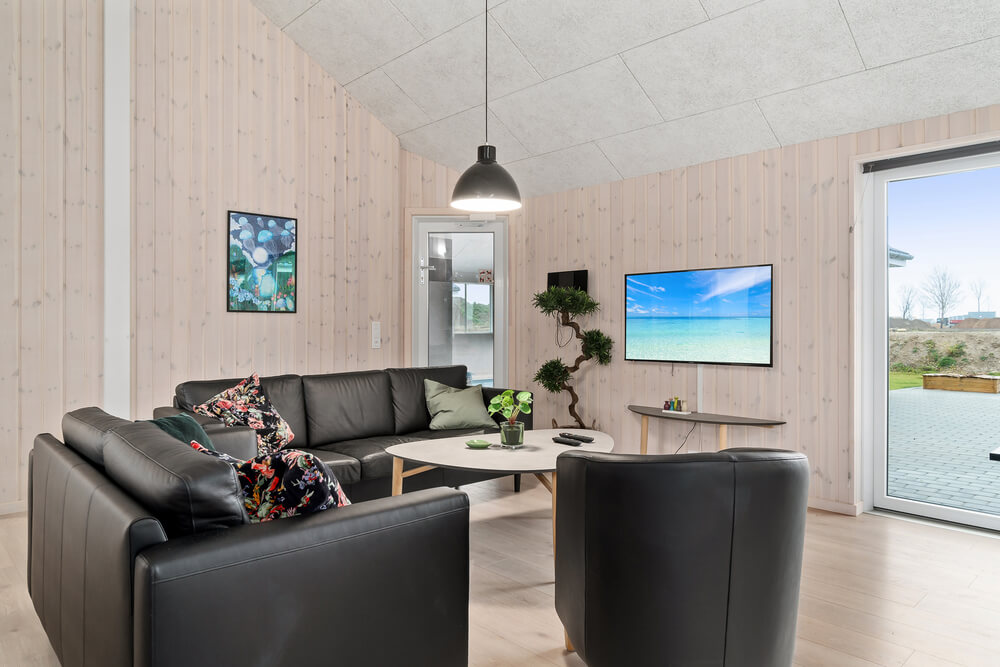 Die Couch im Luxusferienhaus Nr. 730 in Deutschland lädt zu Gesellschaftsspielen oder zu Kinoabenden ein.