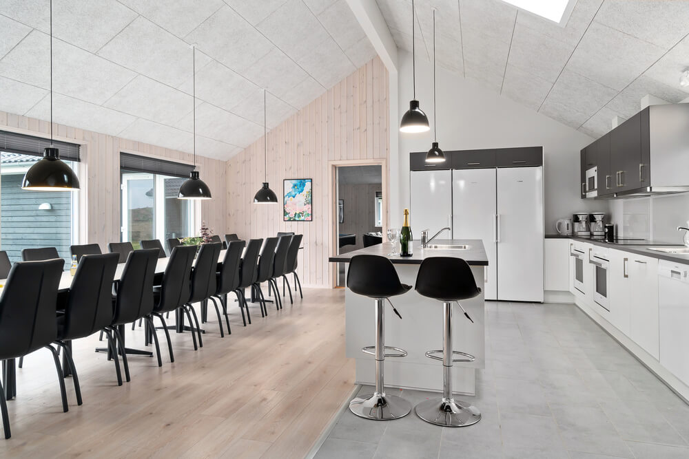 Der große, lichtdurchflutete Aufenthaltsraum im Luxusferienhaus Nr. 730 für 24.