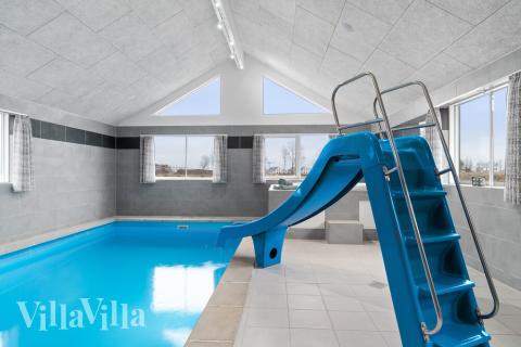 Das Ferienhaus 730 hat einen schicken Poolbereich mit Wasserrutsche, einem geräumigen, eingelassenen Whirlpool und einer Sauna.