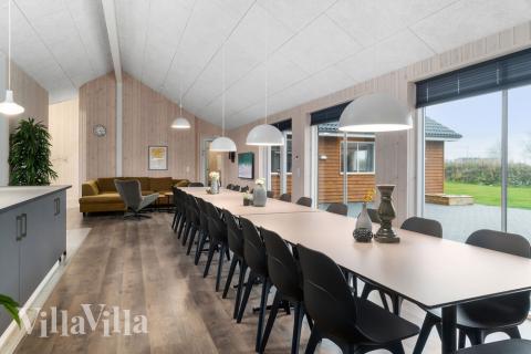 Der große, lichtdurchflutete Aufenthaltsraum im Luxusferienhaus Nr. 727 für 24.