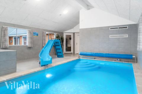 Das Ferienhaus 727 hat einen schicken Poolbereich mit Wasserrutsche, einem geräumigen, eingelassenen Whirlpool und einer Sauna.