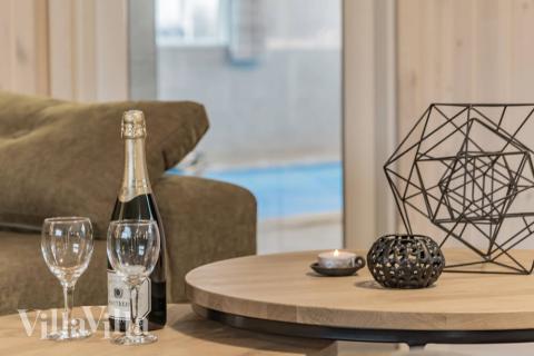 Die Couch im Luxusferienhaus Nr. 727 in Deutschland lädt zu Gesellschaftsspielen oder zu Kinoabenden ein.