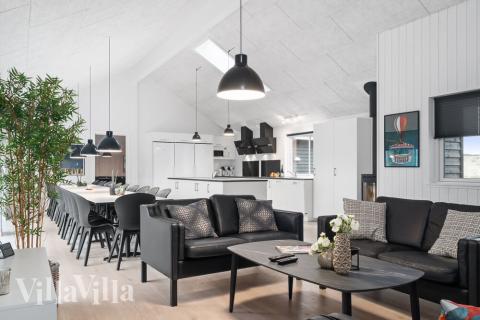 Der große, lichtdurchflutete Aufenthaltsraum im Luxusferienhaus Nr. 728 für 24.