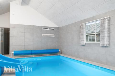 Das Ferienhaus 728 hat einen schicken Poolbereich mit Wasserrutsche, einem geräumigen, eingelassenen Whirlpool und einer Sauna.