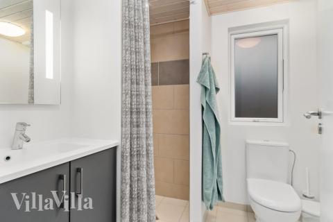 Eines der Badezimmer im Luxusferienhaus Nr. 733