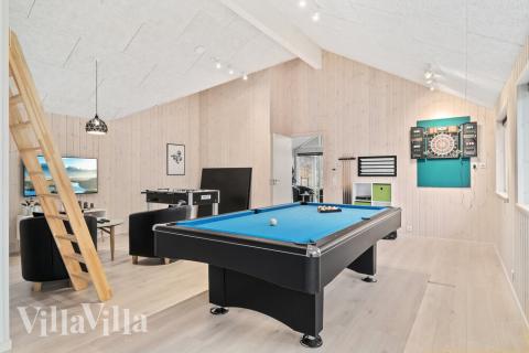 Das Luxusferienhaus 733 für 18 Personen hat einen großen Aktivitätsraum mit u. a. Billard und Darts